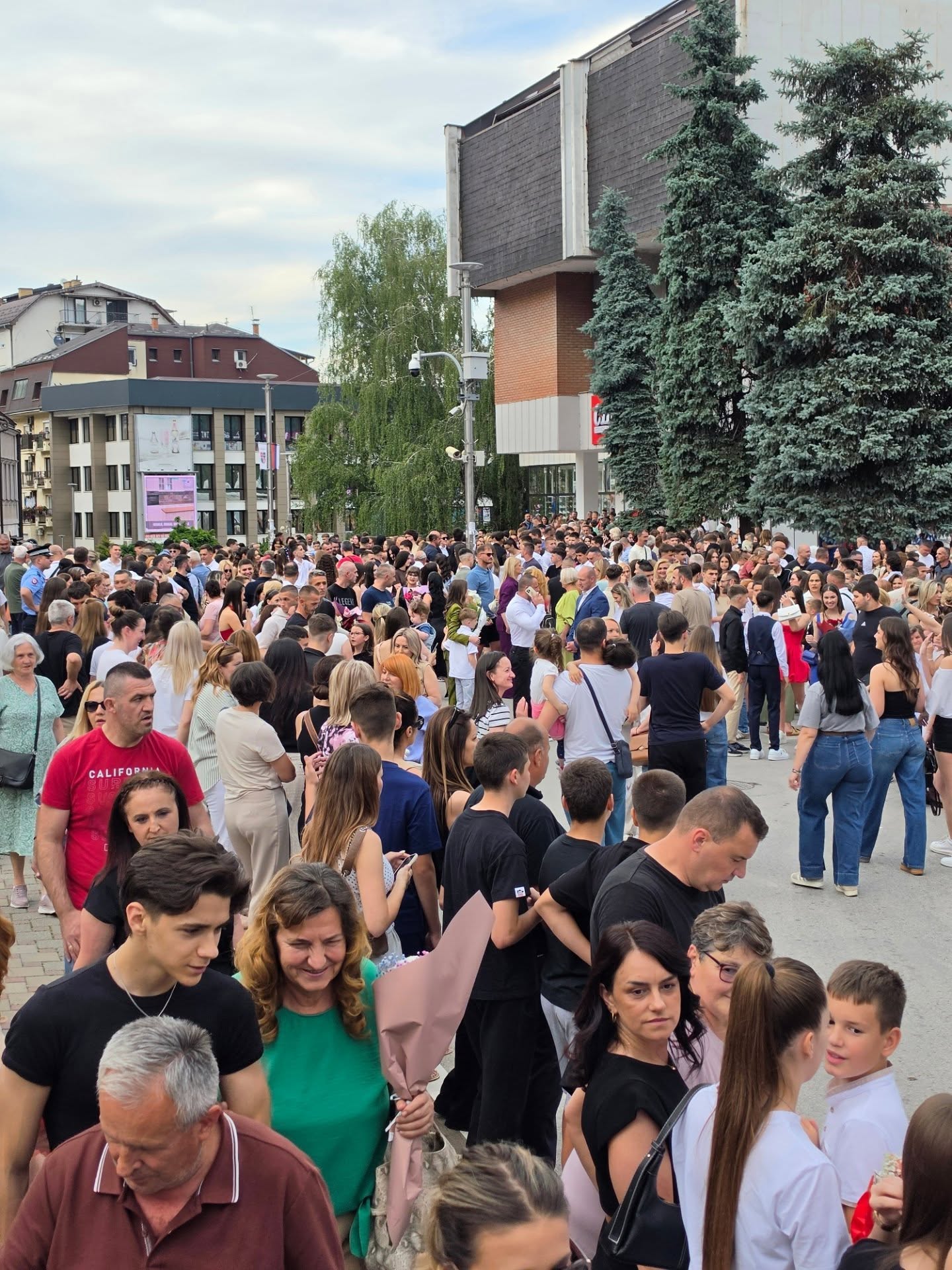 Zvornik u znaku mladosti: Mali maturanti prošetali gradom uz osmijehe i aplauze