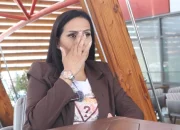 Kćerka Sinana Sakića u suzama ispred spaljene porodične kuće: „Imala sam 13 operacija, mama me nije zvala“