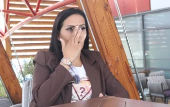 Kćerka Sinana Sakića u suzama ispred spaljene porodične kuće: „Imala sam 13 operacija, mama me nije zvala“