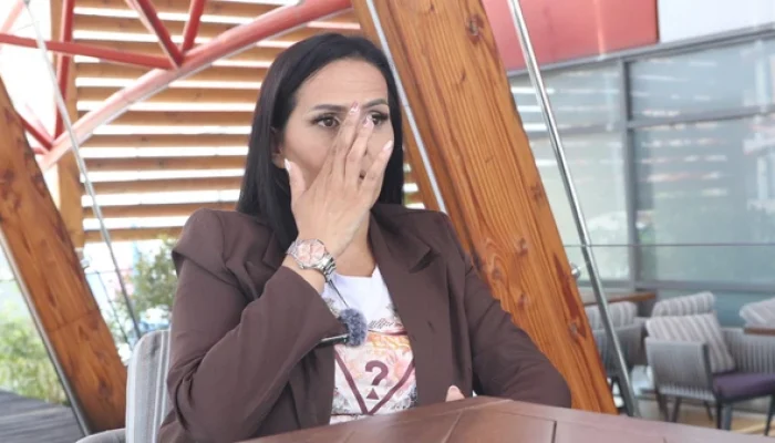 Kćerka Sinana Sakića u suzama ispred spaljene porodične kuće: „Imala sam 13 operacija, mama me nije zvala“