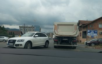 Saobraćajna nezgoda u Karakaju kod skretanja za Sapnu, kilometarske kolone