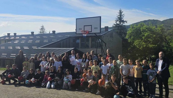 MKD Mikrofin obradovao učenike na kraju školske godine u Petkovcima kod Zvornika (FOTO)