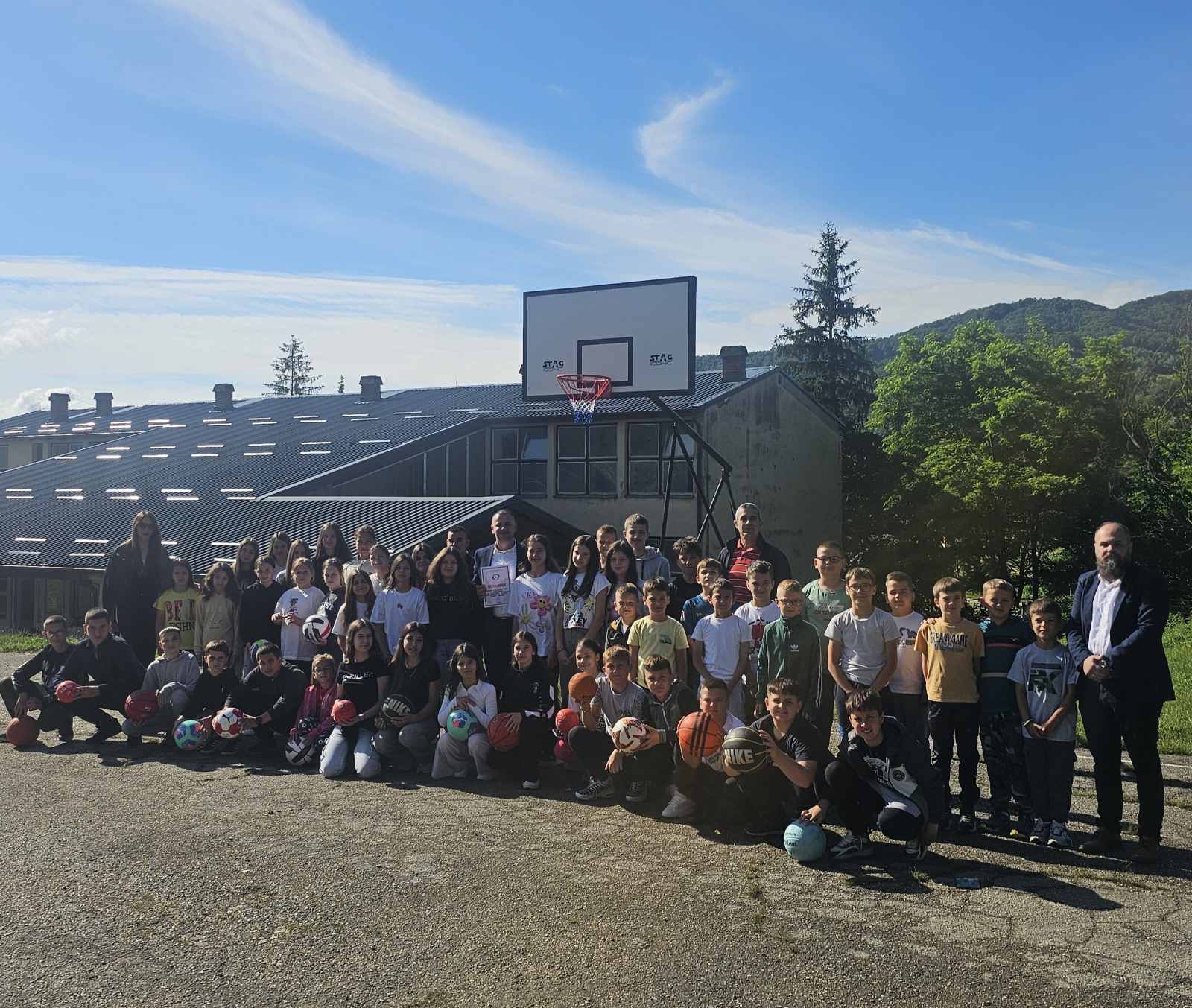 MKD Mikrofin obradovao učenike na kraju školske godine u Petkovcima kod Zvornika (FOTO)