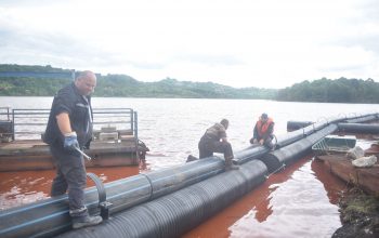 Radovi na produženju plastičnog pontonskog cjevovoda za dodatnih 200 metara na brani crvenog mulja u Đulićima kod Zvornika (FOTO)