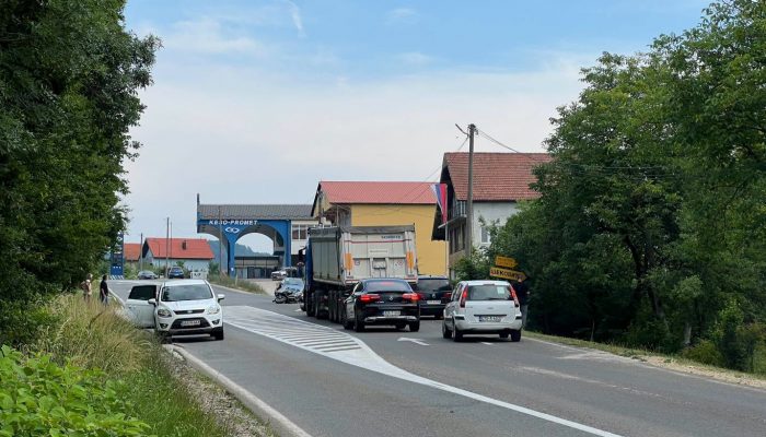 Jedno lice povrijeđeno u sudaru motocikla i automobila, prevezeno u JZU Bolnica Zvornik