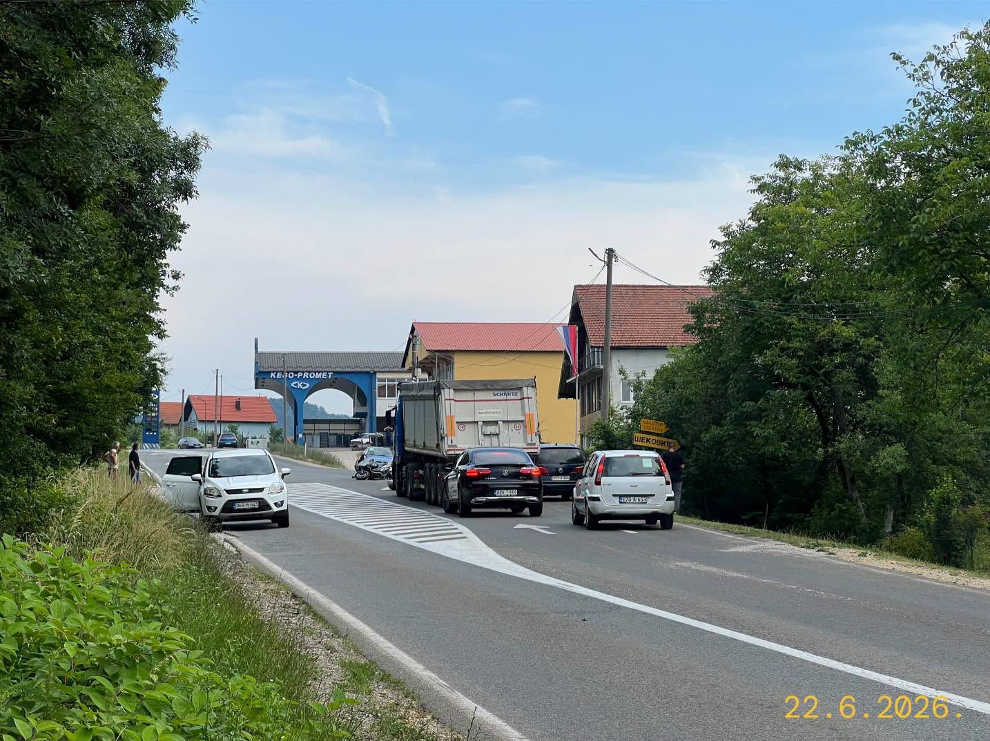 Jedno lice povrijeđeno u sudaru motocikla i automobila, prevezeno u JZU Bolnica Zvornik