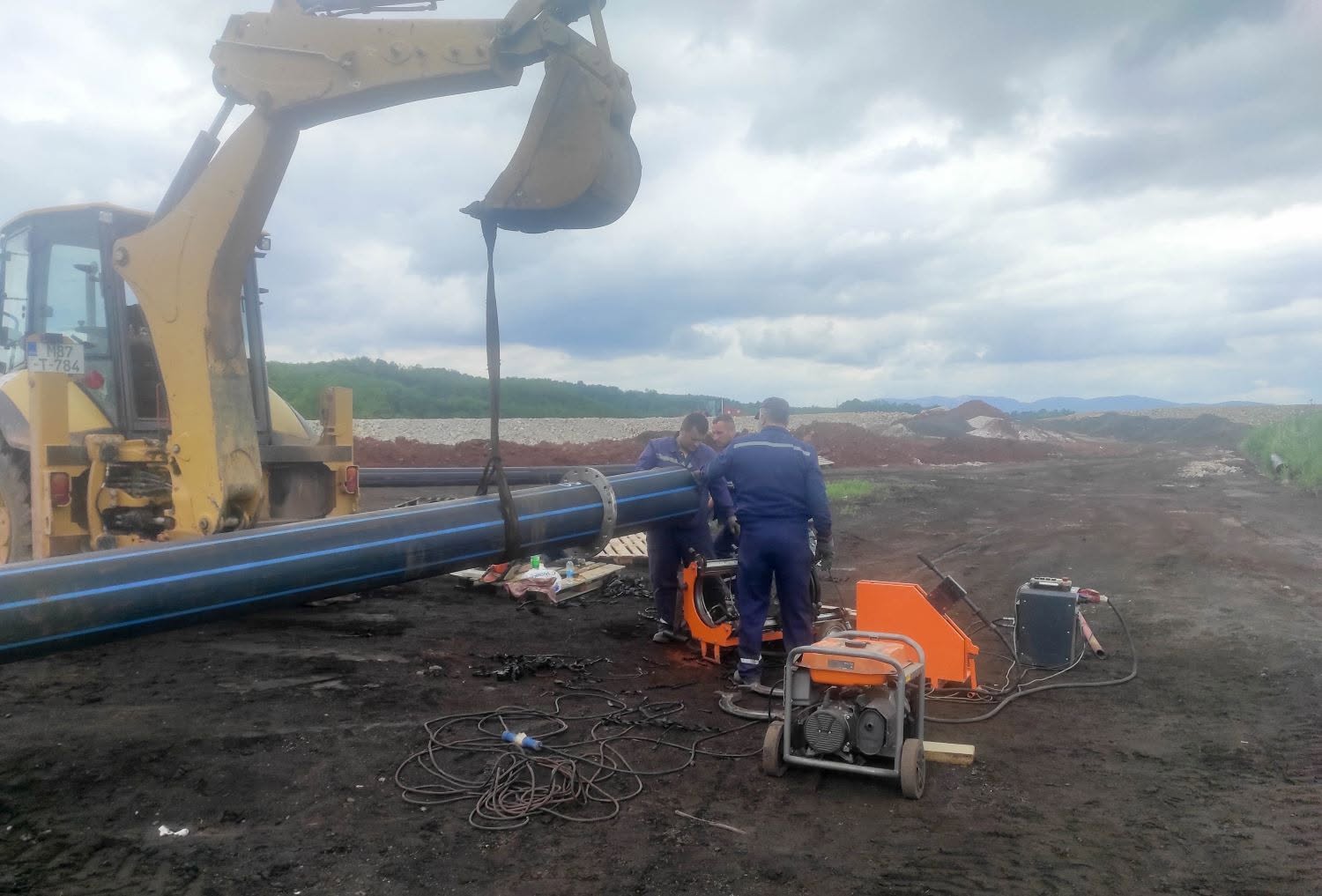 Radovi na produženju plastičnog pontonskog cjevovoda za dodatnih 200 metara na brani crvenog mulja u Đulićima kod Zvornika (FOTO)