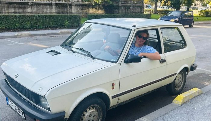 Došao je u BiH na šest mjeseci, a ostao pet godina: Danas turistima pokazuje BiH iz Yuge (VIDEO)