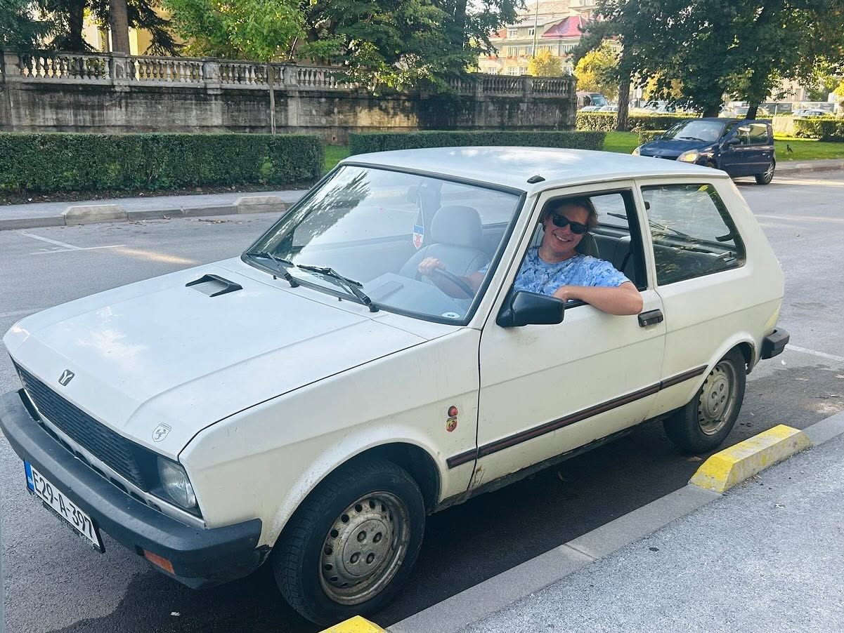 Došao je u BiH na šest mjeseci, a ostao pet godina: Danas turistima pokazuje BiH iz Yuge (VIDEO)