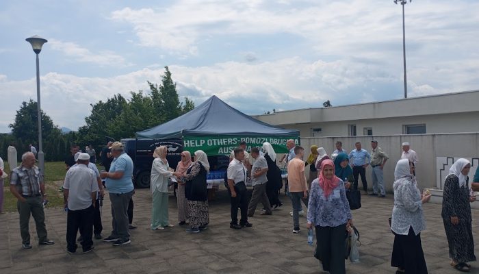 Help Others pružio podršku posjetiocima i porodicama žrtava na kolektivnoj dženazi u Gornjoj Kalesiji (FOTO)