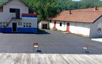 Asfaltiran plato ispred Omladinske sale u Jasenici