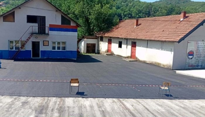 Asfaltiran plato ispred Omladinske sale u Jasenici