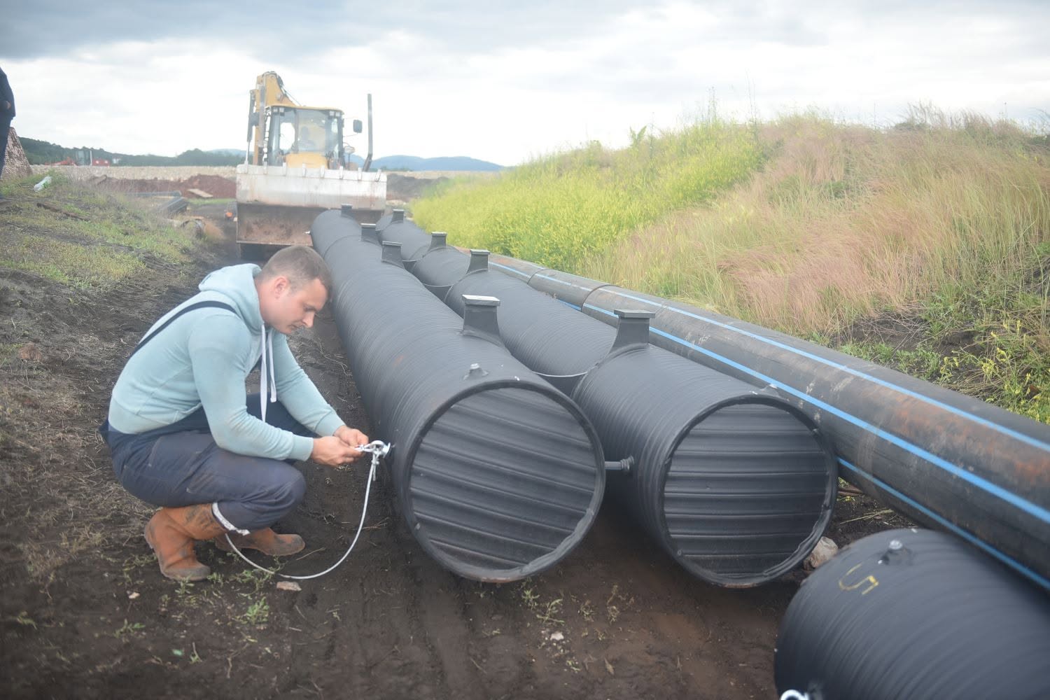 Radovi na produženju plastičnog pontonskog cjevovoda za dodatnih 200 metara na brani crvenog mulja u Đulićima kod Zvornika (FOTO)