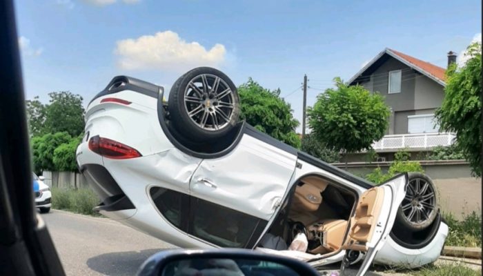 Na putu Bijeljina – Zvornik saobraćajna nesreća: Automobil se prevrnuo