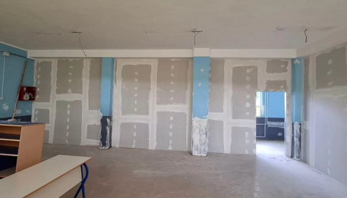 U toku radovi na pregrađivanju učionice u područnoj školi u Karakaju