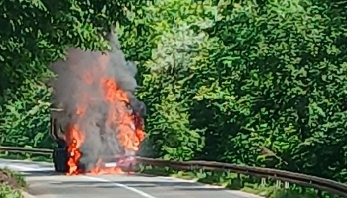 Vatra progutala vozilo na Crnom Vrhu (FOTO)