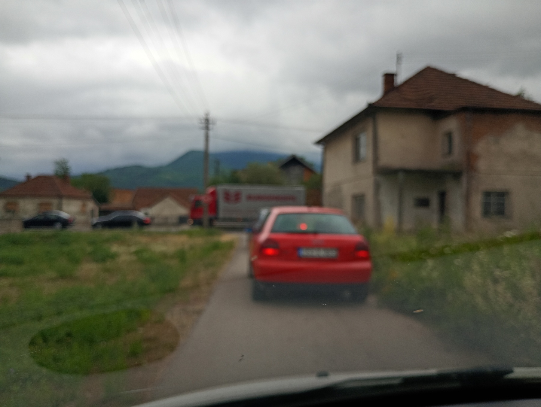 Jedno lice smrtno stradalo u Kozluku, u toku obustava saobraćaja (FOTO)