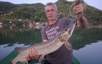 Kapitalna štuka na Zvorničkom jezeru, sretne ruke Divičanac Uzeir Dedić ''Gele'' (FOTO)