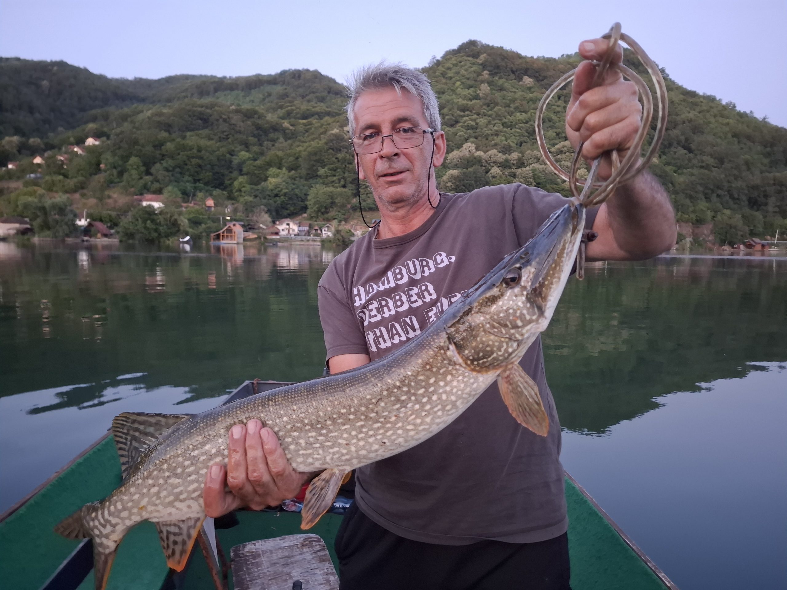 Kapitalna štuka na Zvorničkom jezeru, sretne ruke Divičanac Uzeir Dedić ''Gele'' (FOTO)