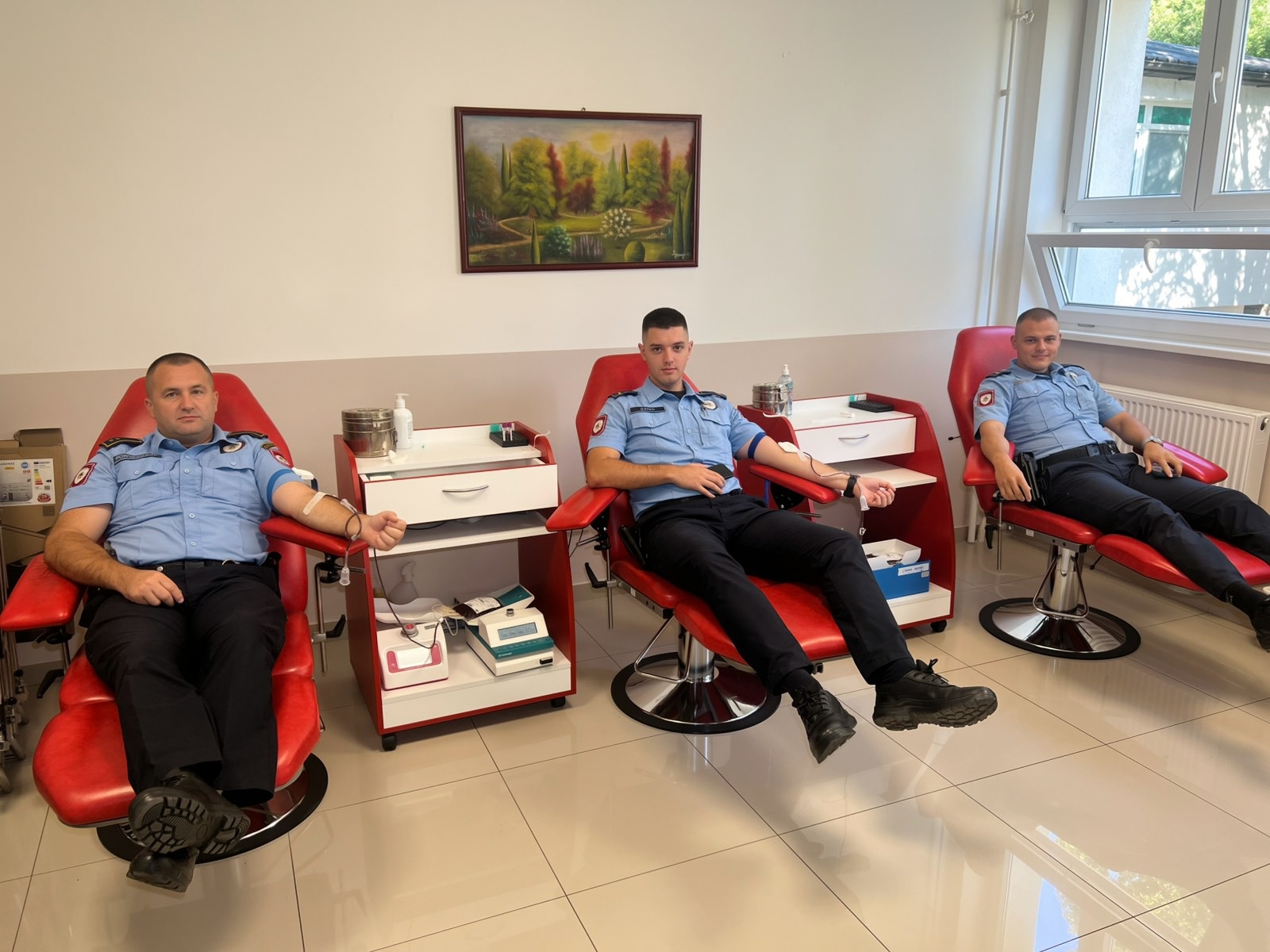 Pripadnici zvorničke policije dobrovoljno darovali krv (FOTO)