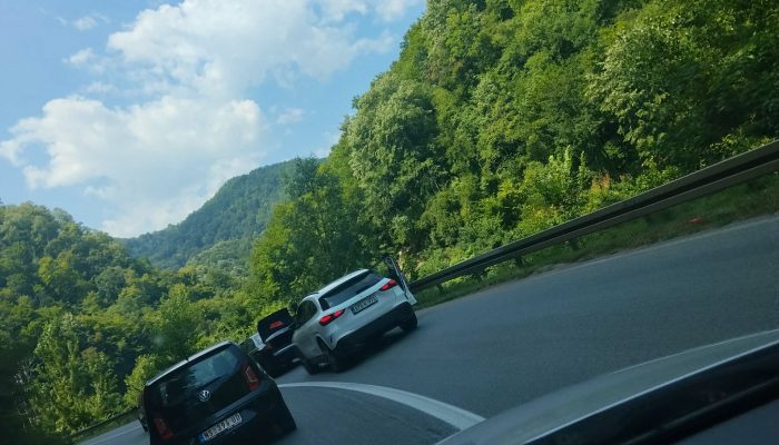 Ponovo saobraćaj usporen zbog saobraćajne nezgode, ovaj put kod Kušlata (FOTO)