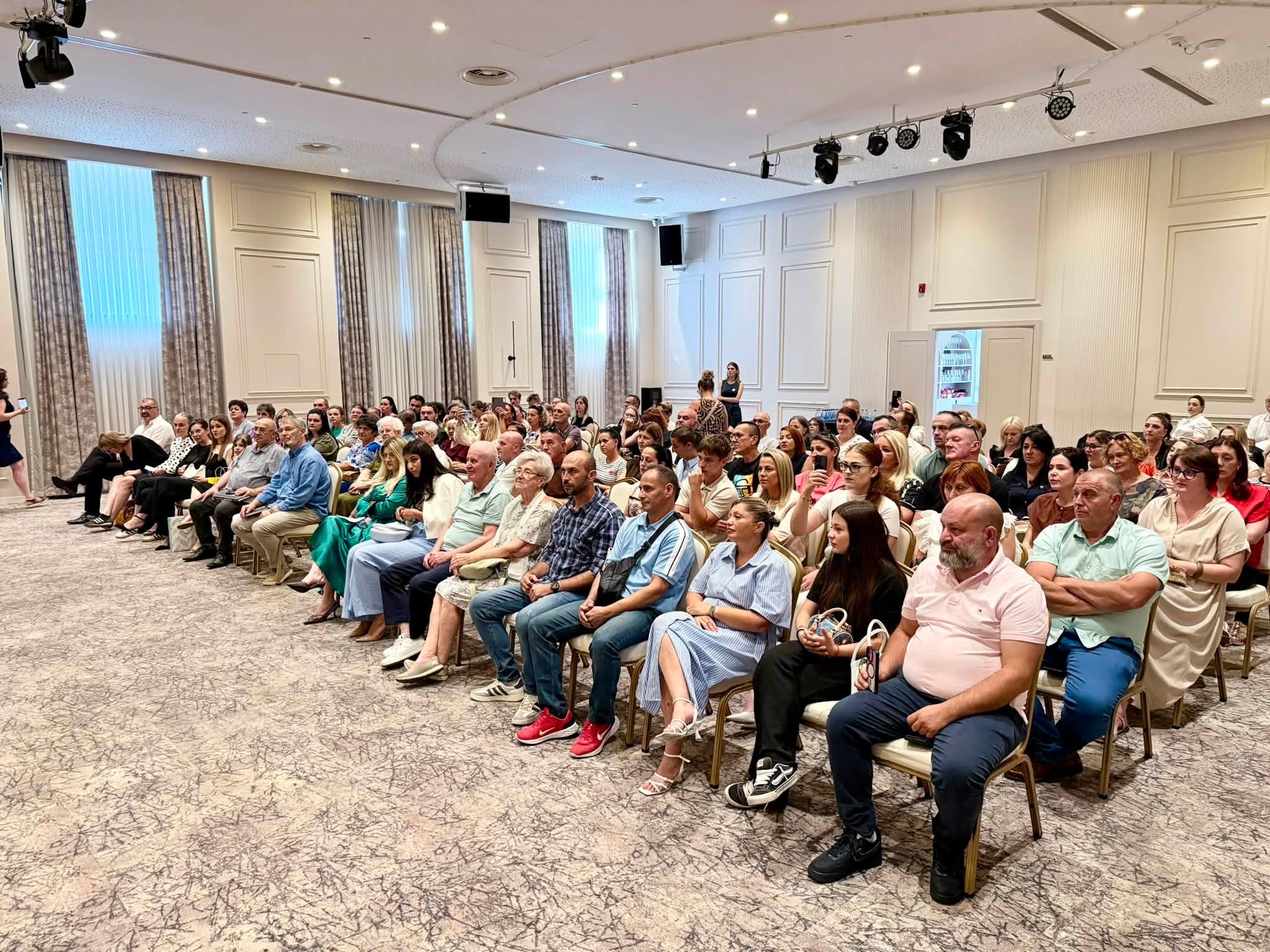 Predstavljena knjiga „Ja ne mrzim. Priča o Ziji“ – svjedočanstvo koje govori o snazi oprosta i zločinu nad Romima u zvorničkom naselju Skočić
