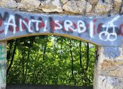 Zbog natpisa „ACAB“, „Anti Srbi“ i „SHOP ZA SRBE“ na kontejneru za otpad, dva lica osumnjičena za krivično djelo „Javno izazivanje i podsticanje nasilja i mržnje“