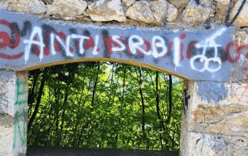 Zbog natpisa „ACAB“, „Anti Srbi“ i „SHOP ZA SRBE“ na kontejneru za otpad, dva lica osumnjičena za krivično djelo „Javno izazivanje i podsticanje nasilja i mržnje“