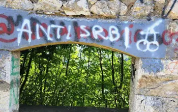 Zbog natpisa „ACAB“, „Anti Srbi“ i „SHOP ZA SRBE“ na kontejneru za otpad, dva lica osumnjičena za krivično djelo „Javno izazivanje i podsticanje nasilja i mržnje“