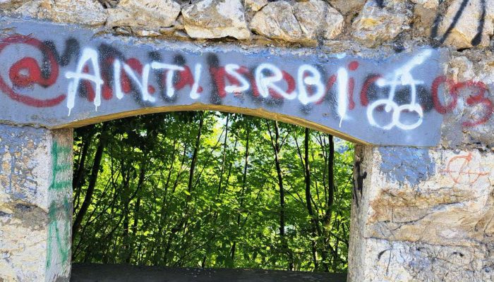 Zbog natpisa „ACAB“, „Anti Srbi“ i „SHOP ZA SRBE“ na kontejneru za otpad, dva lica osumnjičena za krivično djelo „Javno izazivanje i podsticanje nasilja i mržnje“