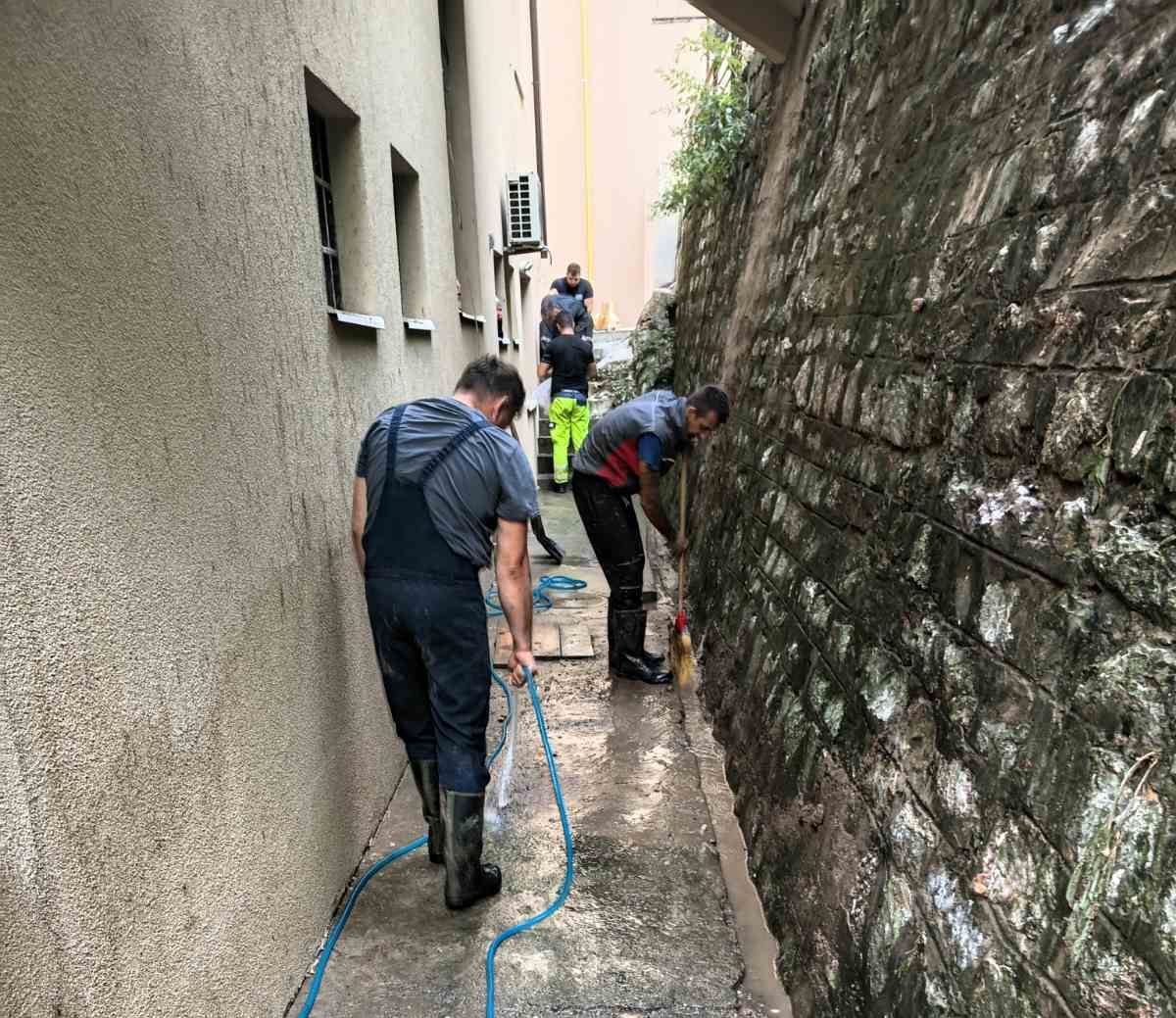 Nakon jučerašnjeg nevremena u Zvorniku, pripreme za sanaciju klizišta u naselju Bajr (FOTO)
