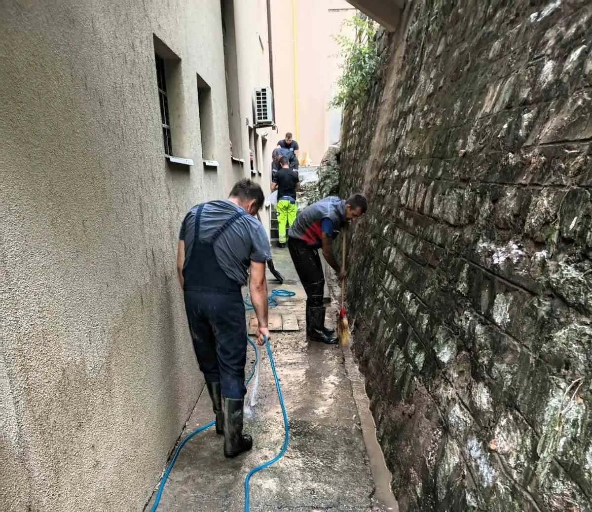 Nakon jučerašnjeg nevremena u Zvorniku, pripreme za sanaciju klizišta u naselju Bajr (FOTO)