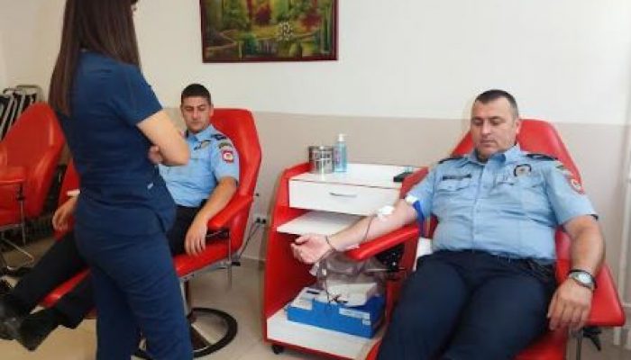 Pripadnici zvorničke policije dobrovoljno darovali krv (FOTO) – fotografija 4