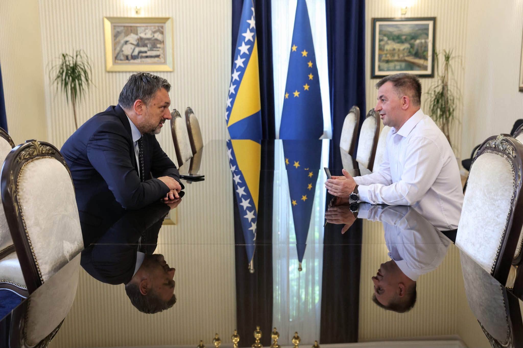 Podrinjac Fadil Cvrk dobio diplomatski pasoš BiH: „Ovo je za mene veliko moralno priznanje države“ (FOTO)