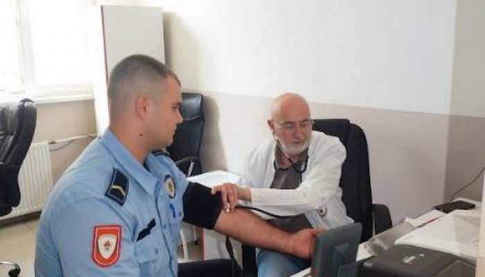 Pripadnici zvorničke policije dobrovoljno darovali krv (FOTO) – fotografija 3