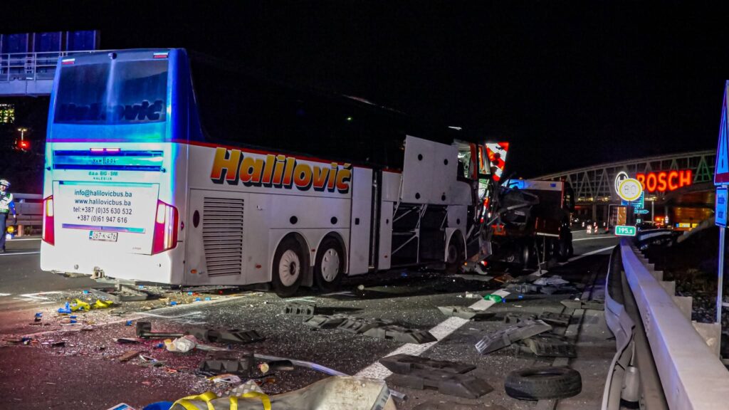 Autobus kalesijske firme učesnik teške saobraćajne nesreće kod Stuttgarta, 15 osoba povrijeđeno (FOTO)