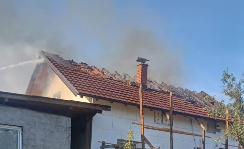 Vatra progutala krov porodične kuće u Pađinama kod Kozluka