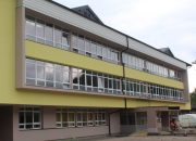 SDS, SDA i SP protiv preimenovanja škole u Vlasenici po pravoslavnom svecu, vlast: Pod Ostrog idu i Bošnjaci