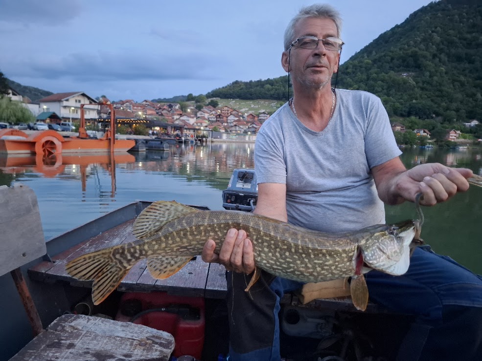 Novi kapitalni ulov Uzeira Dedića "Gele": Još jedna ljepotica iz Zvorničkog jezera završila na fotografiji (FOTO)
