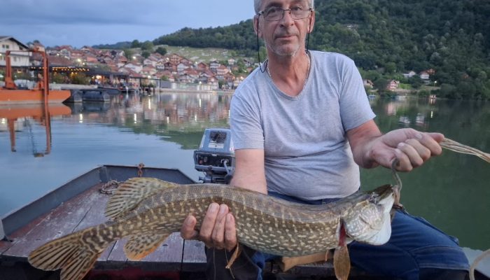 Novi kapitalni ulov Uzeira Dedića “Gele”: Još jedna ljepotica iz Zvorničkog jezera završila na fotografiji (FOTO)