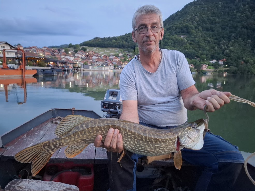 Novi kapitalni ulov Uzeira Dedića "Gele": Još jedna ljepotica iz Zvorničkog jezera završila na fotografiji (FOTO)