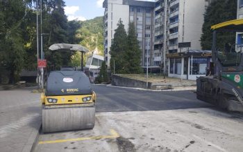Danas je završeno asfaltiranje ulice Svetog Save, na dionici od objekta Robne kuće do Rekreatvno-sportskog centra u Zvorniku.