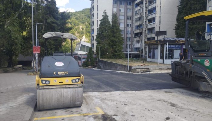 Danas je završeno asfaltiranje ulice Svetog Save, na dionici od objekta Robne kuće do Rekreatvno-sportskog centra u Zvorniku.
