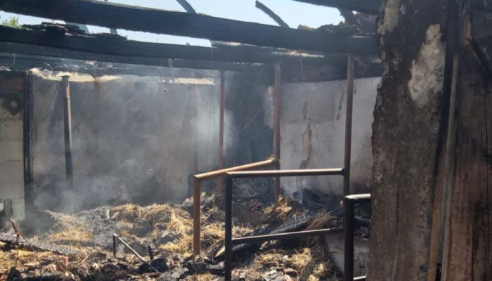 Požar progutao krov štale i pomoćni objekat na imanju porodice Čirak u Grbavcima kod Zvornika (FOTO)