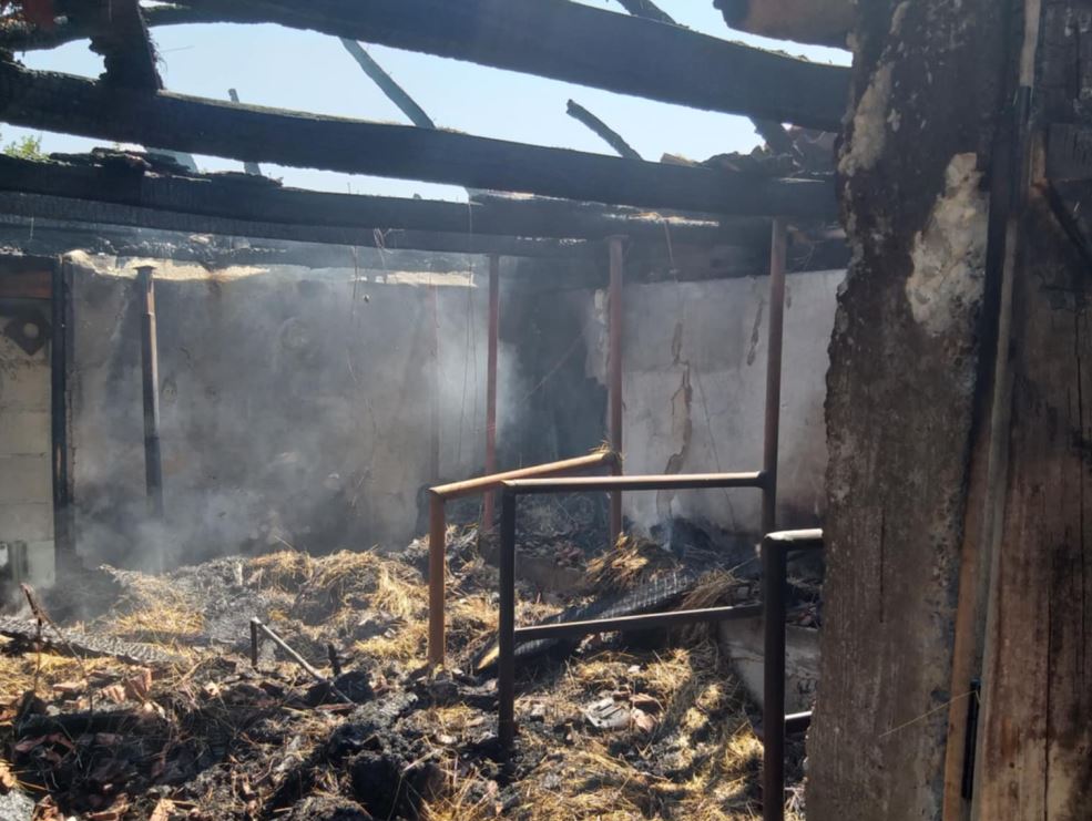 Prethodnog dana došlo je do požara u zvorničkom naselju Grbavci kod Zvornika, vatra se rasplamsala oko 18 sati i 30 minuta, dvadesetak minuta nakon što je prošlo nevrijeme koje je prethodnog dana zahvatilo teritoriju Zvornika