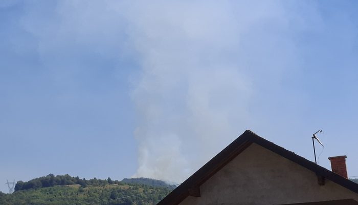 Požar zahvatio vrh iznad Snagova, zvornički vatrogasci ulaze u drugu noć borbe sa vatrenom stihijom (FOTO)