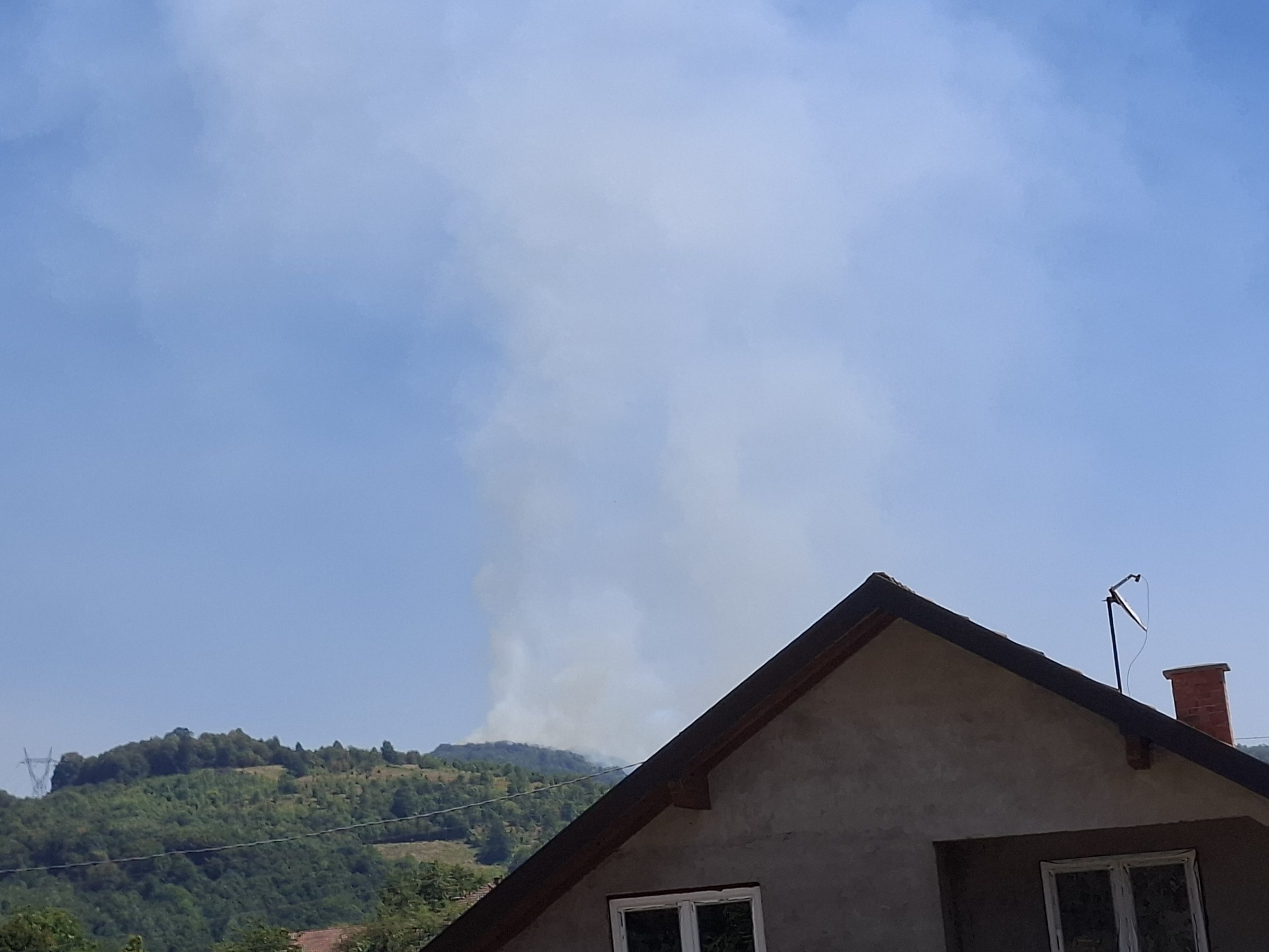 Požar zahvatio vrh iznad Snagova, zvornički vatrogasci ulaze u drugu noć borbe sa vatrenom stihijom (FOTO)