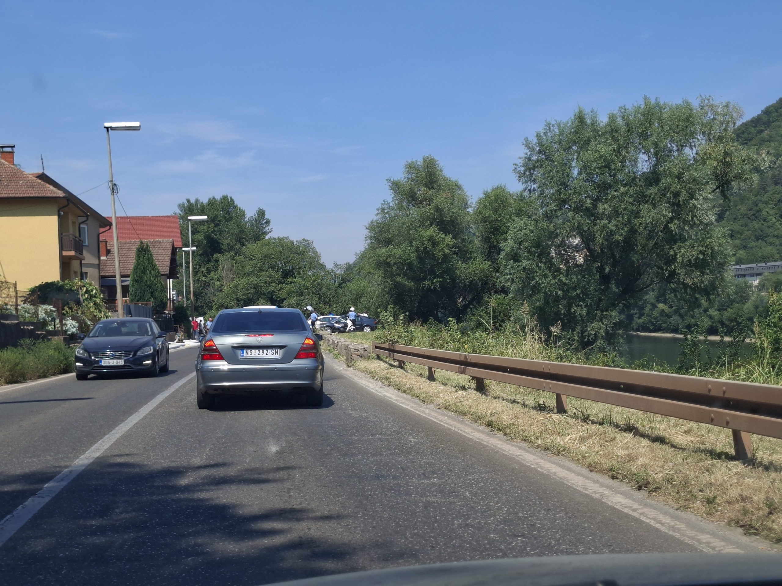 Vozilo završilo u koritu rijeke Drine na ulazu u Zvornik iz pravca Diviča, bez povrijeđenih lica (FOTO)