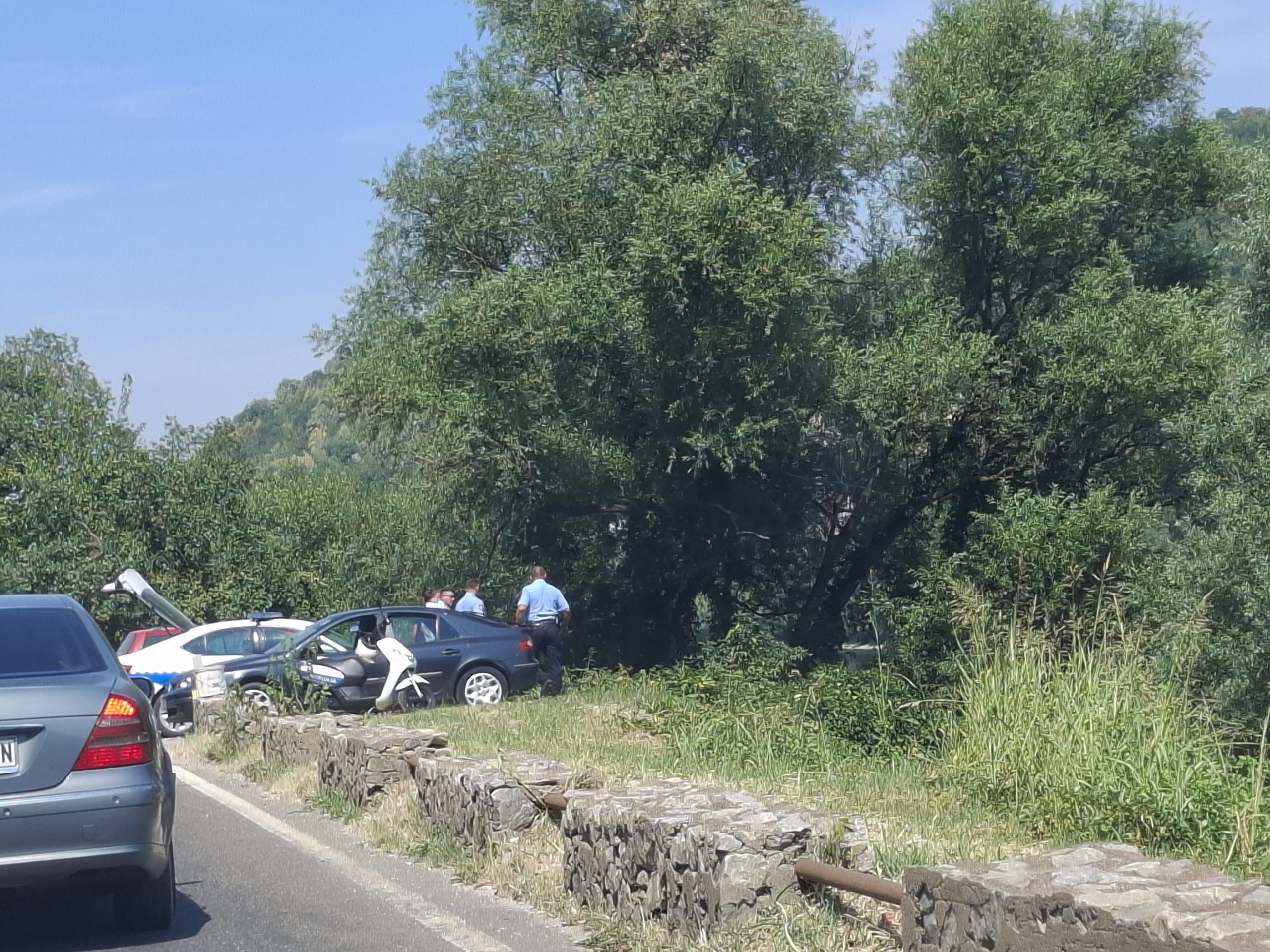 Vozilo završilo u koritu rijeke Drine na ulazu u Zvornik iz pravca Diviča, bez povrijeđenih lica (FOTO)