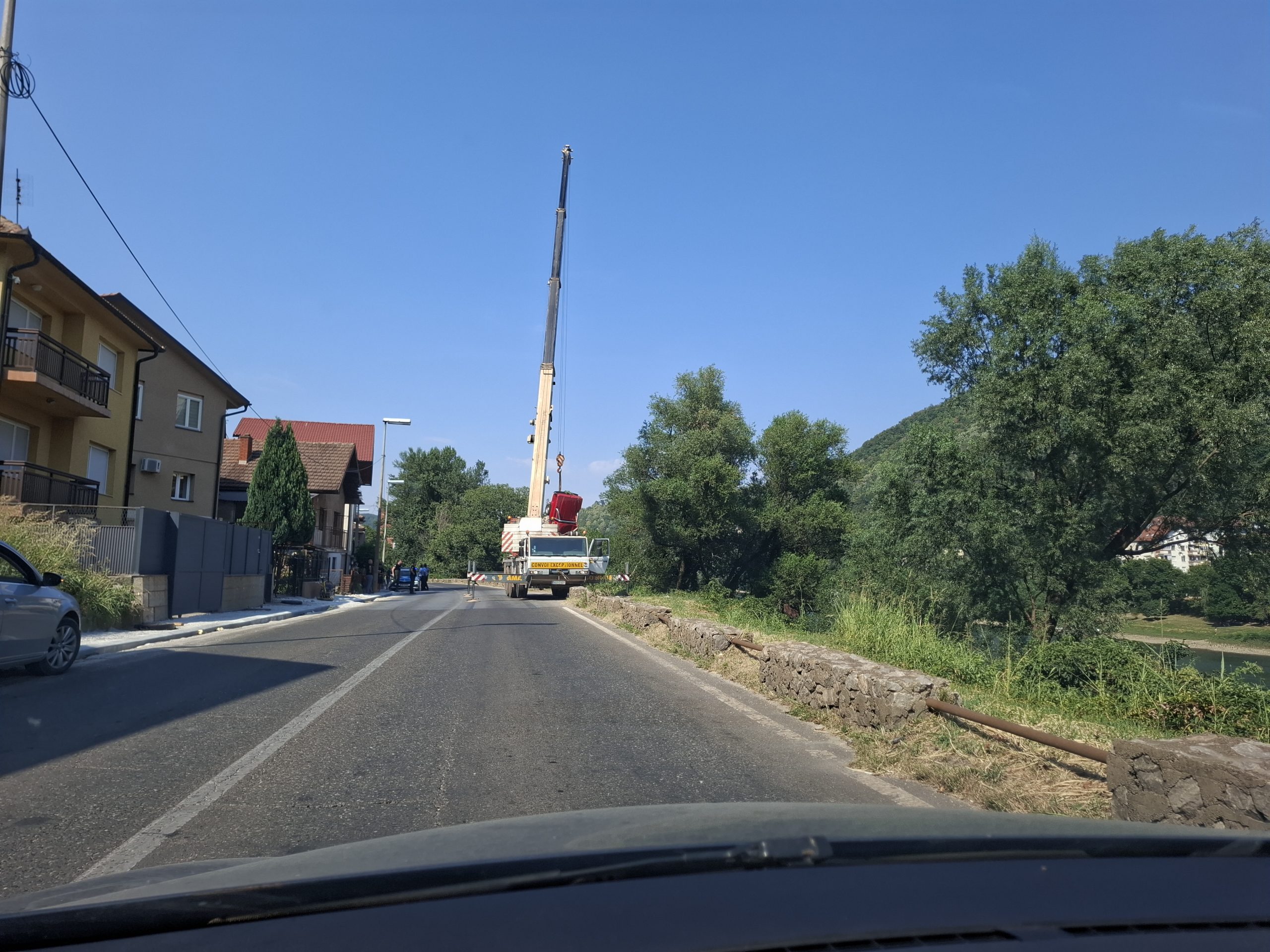 Vozilo završilo u koritu rijeke Drine na ulazu u Zvornik iz pravca Diviča, bez povrijeđenih lica (FOTO)